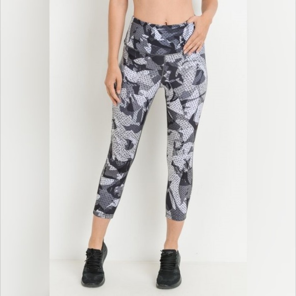 Monochrome Kaleidoscope Camo Print Capri Leggings - Picture 3 of 6